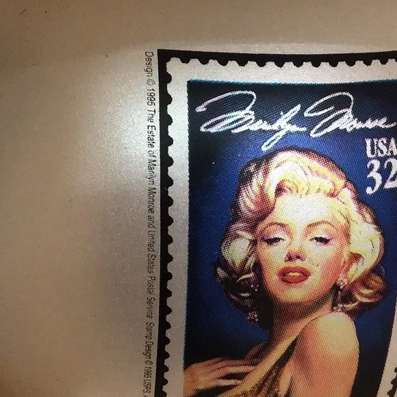 MARILYN MONROE CLASSIC COLLECTORS SERIES GLASS ORNAMENT - Picture 9 of 10